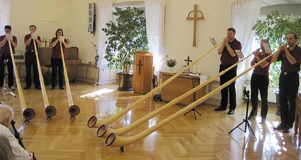 6 Alphornbläser beim Spielen